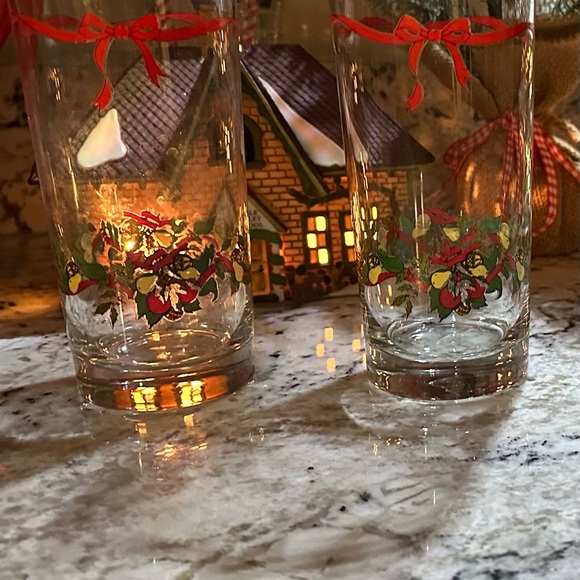 Four (4) Vintage Christmas Drinking Glasses. Very Heavy/Thick Glass. - Picture 5 of 5